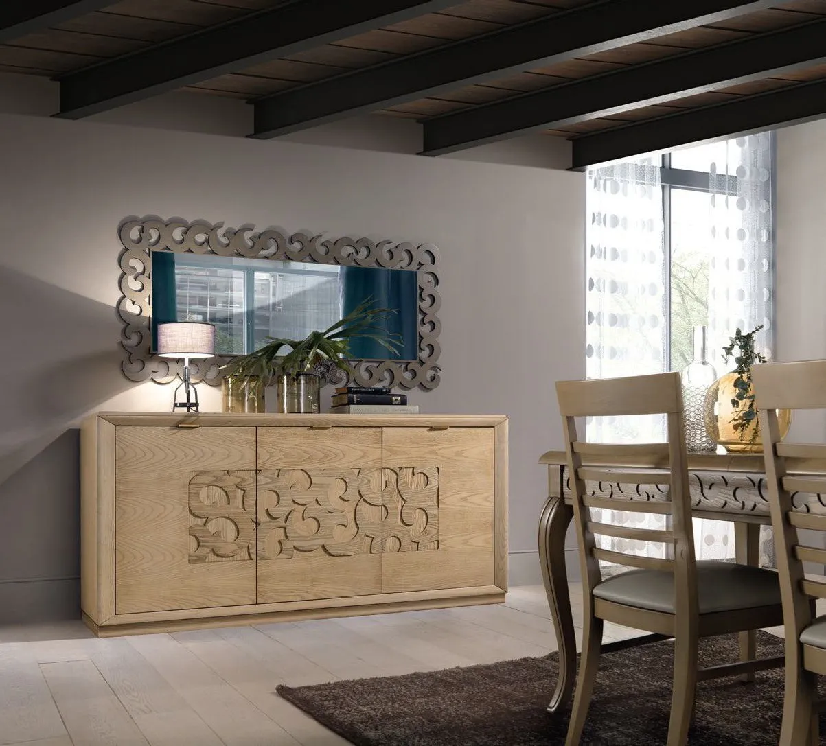 Credenza chiara Trend Style Imba con intaglio a volute sotto uno specchio con cornice lavorata