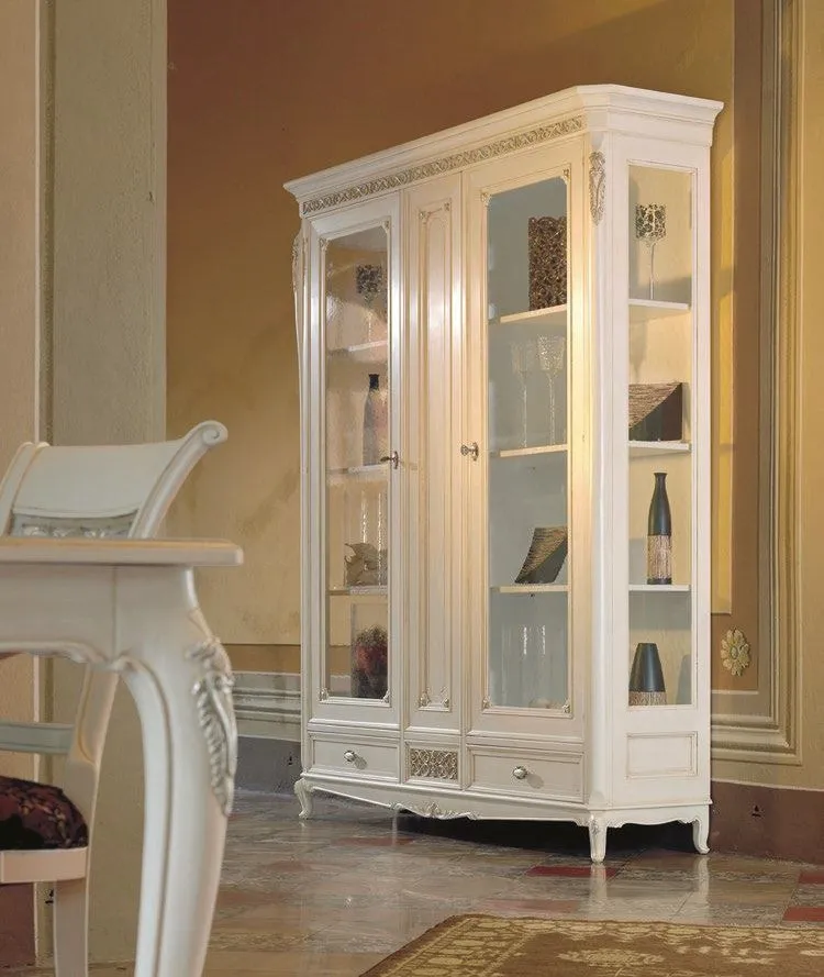Argentiera avorio Trend Style Imba con spalle curve e ante a vetro in una sala classica