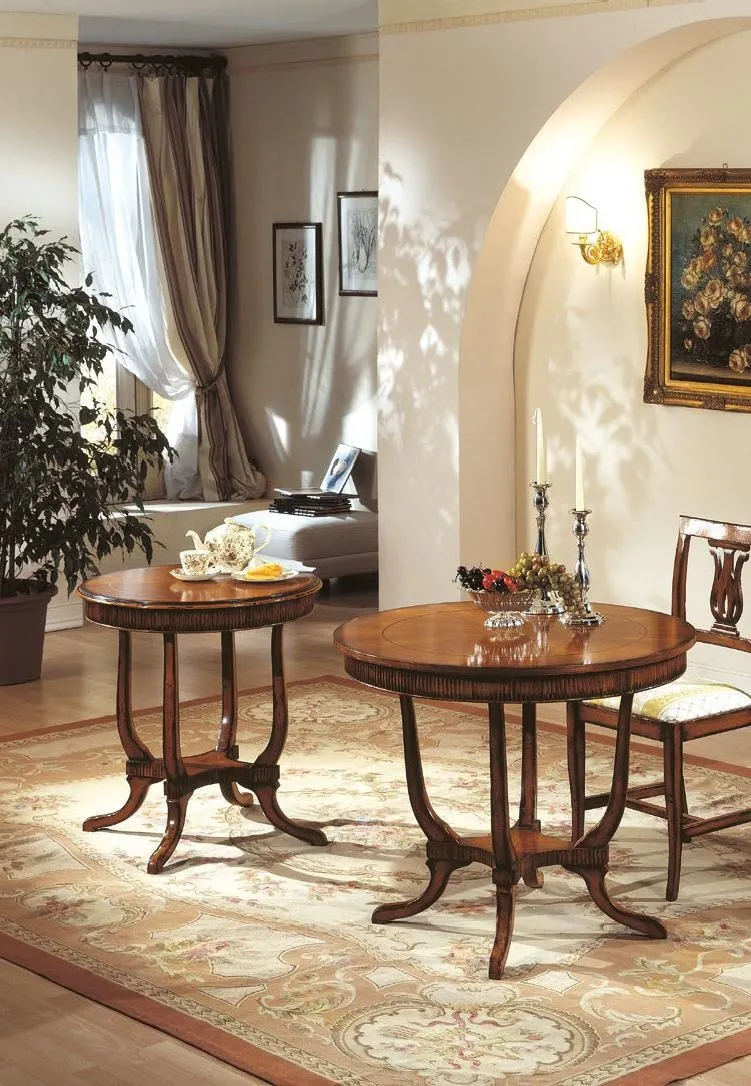 Due tavolini rotondi Trend Style Imba in noce in un salotto classico