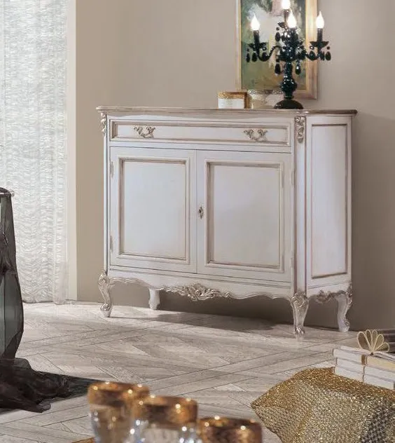 Credenzina avorio Trend Style Imba con gamba intagliata sotto un quadro, ritaglio della scena