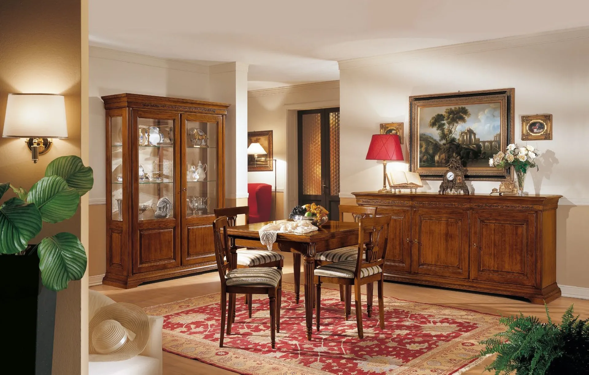 Sala Trend Style Imba con vetrina intagliata in noce, tavolo e credenza su un tappeto rosso