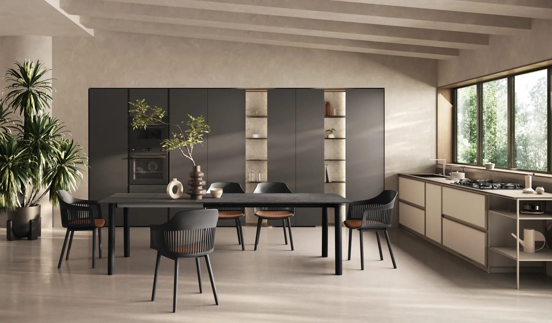 Tavolo Neptune Scavolini allungato con piano grigio scuro davanti a una cucina con colonne nere