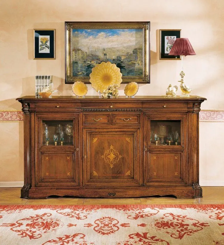 Credenzone Trend Style Imba in noce con intarsi e vetri sotto un paesaggio dipinto