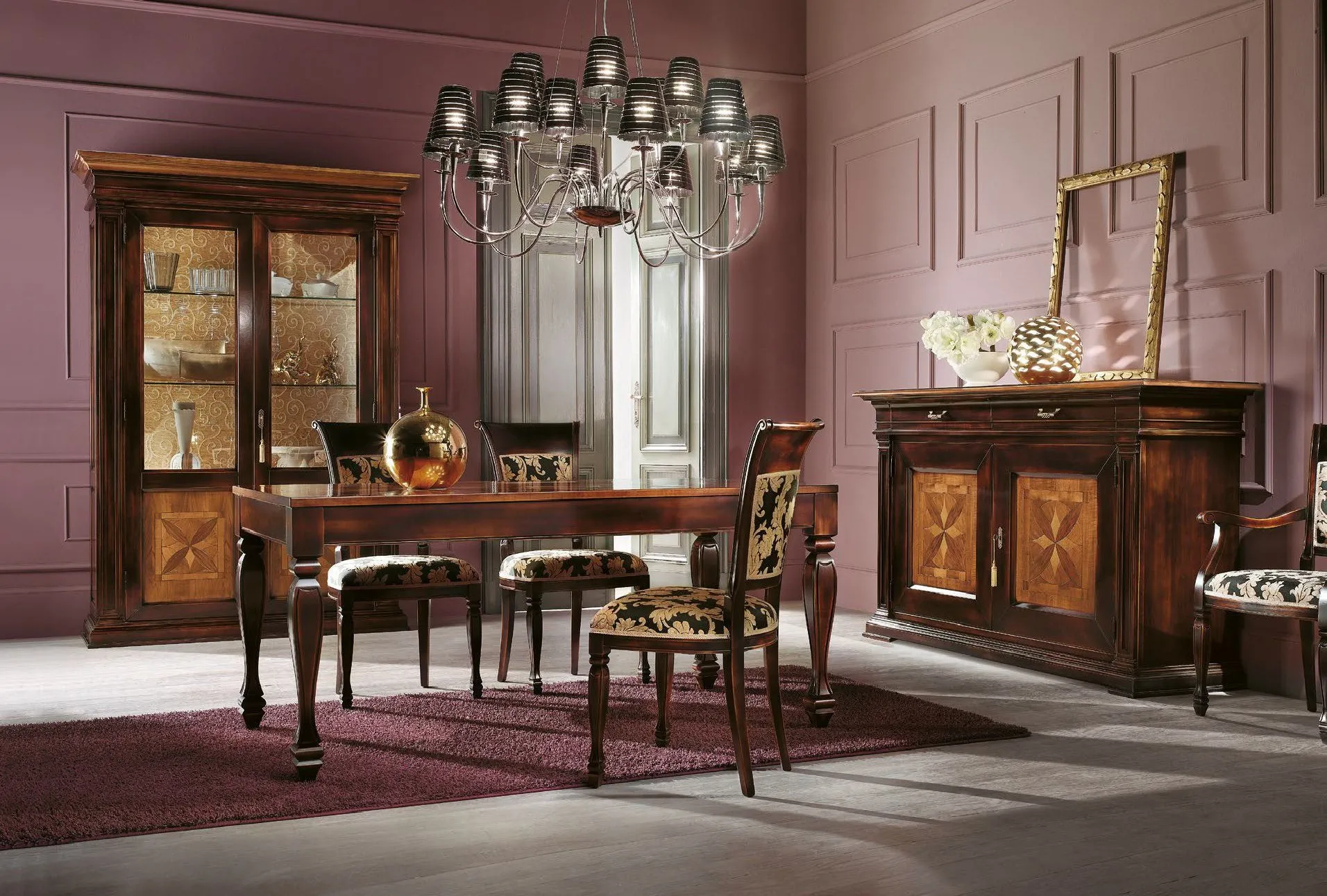 Vetrina intarsiata Trend Style Imba in noce con lampadario a gocce e tavolo da pranzo