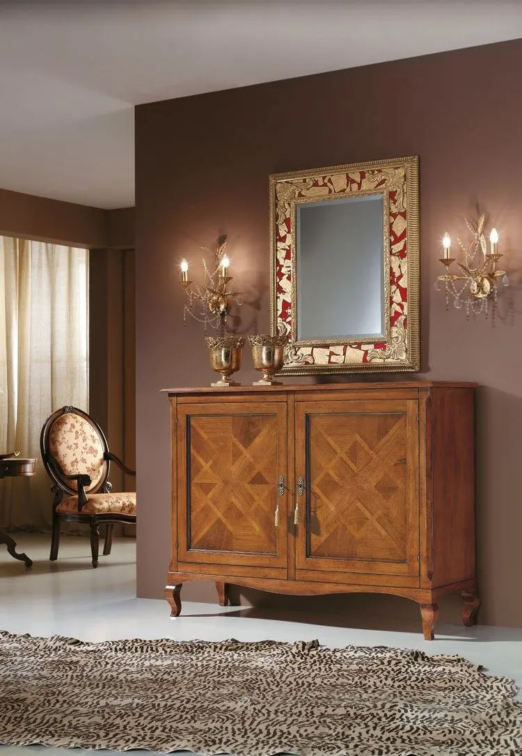 Credenzina Trend Style Imba in noce con bugne intarsiate sotto uno specchio dorato