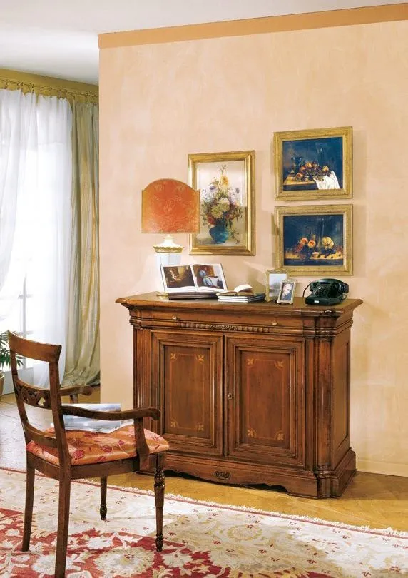 Credenzina porta TV Trend Style Imba in noce intarsiato con sedia e quadri