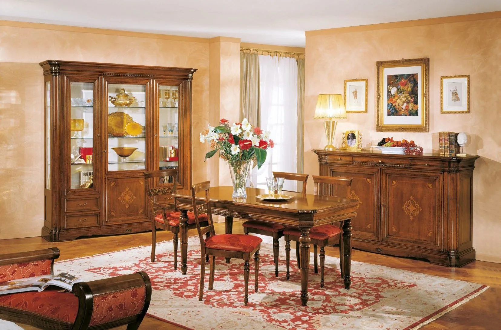 Argentiera intarsiata Trend Style Imba in noce in una sala con tavolo e credenza