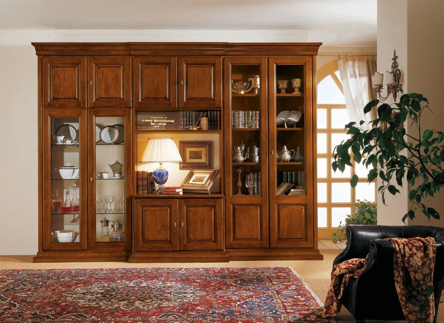 Soggiorno componibile Trend Style Imba in noce con vetrine illuminate e tappeto persiano