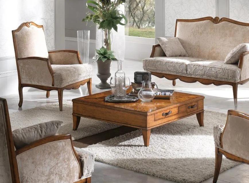 Tavolino quadrato Trend Style Imba in noce con cassetti fra due poltrone classiche