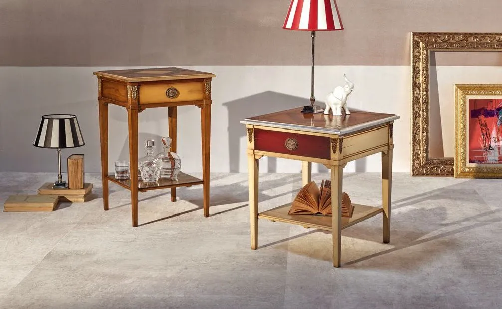Due tavolini quadrati Trend Style Imba in ciliegio, uno alto con cassetto rosso