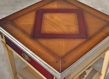Piano intarsiato di un tavolino quadrato Trend Style Imba in ciliegio con cornice argento