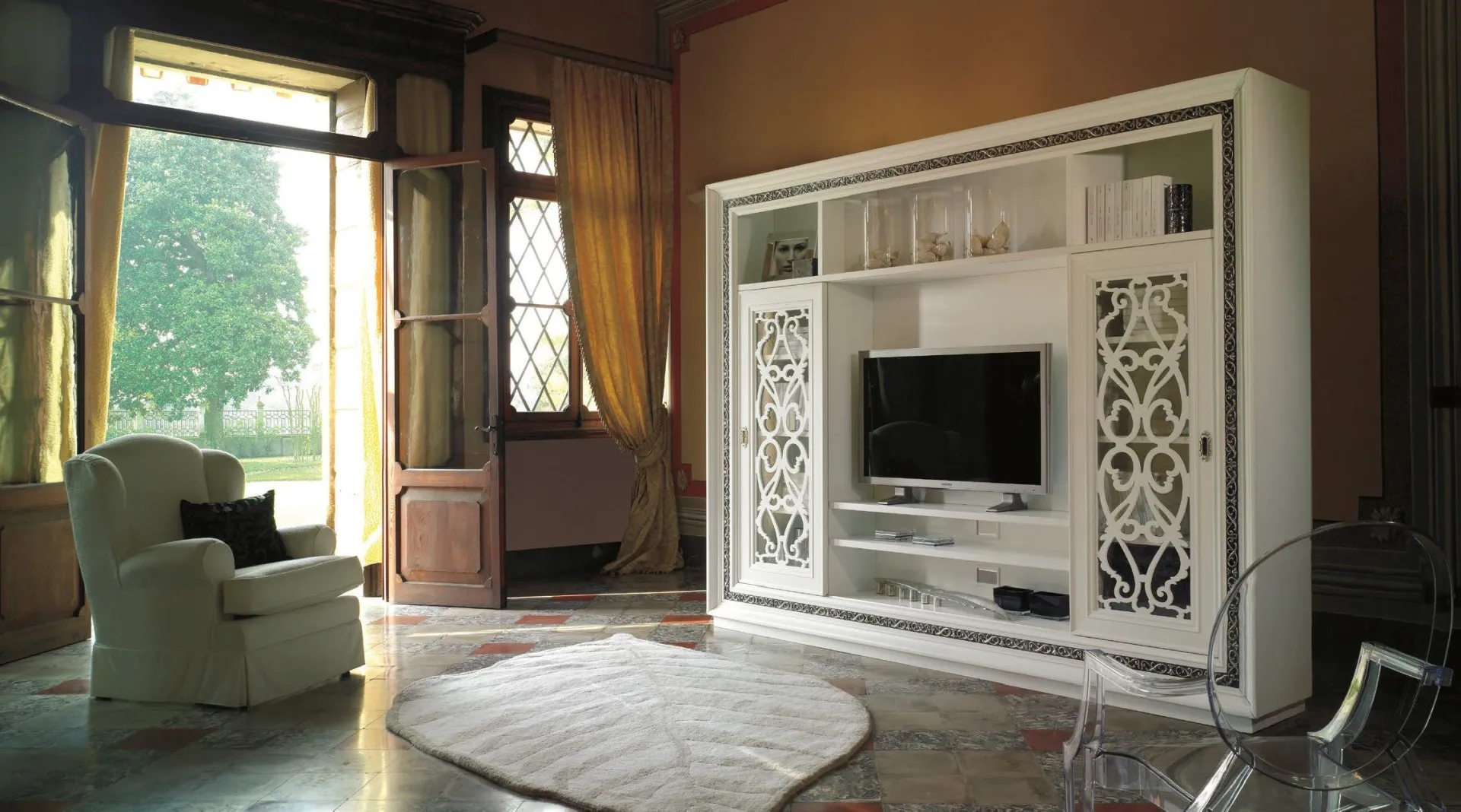 Parete soggiorno avorio Trend Style Imba con ante traforate e vano TV accanto a una porta finestra