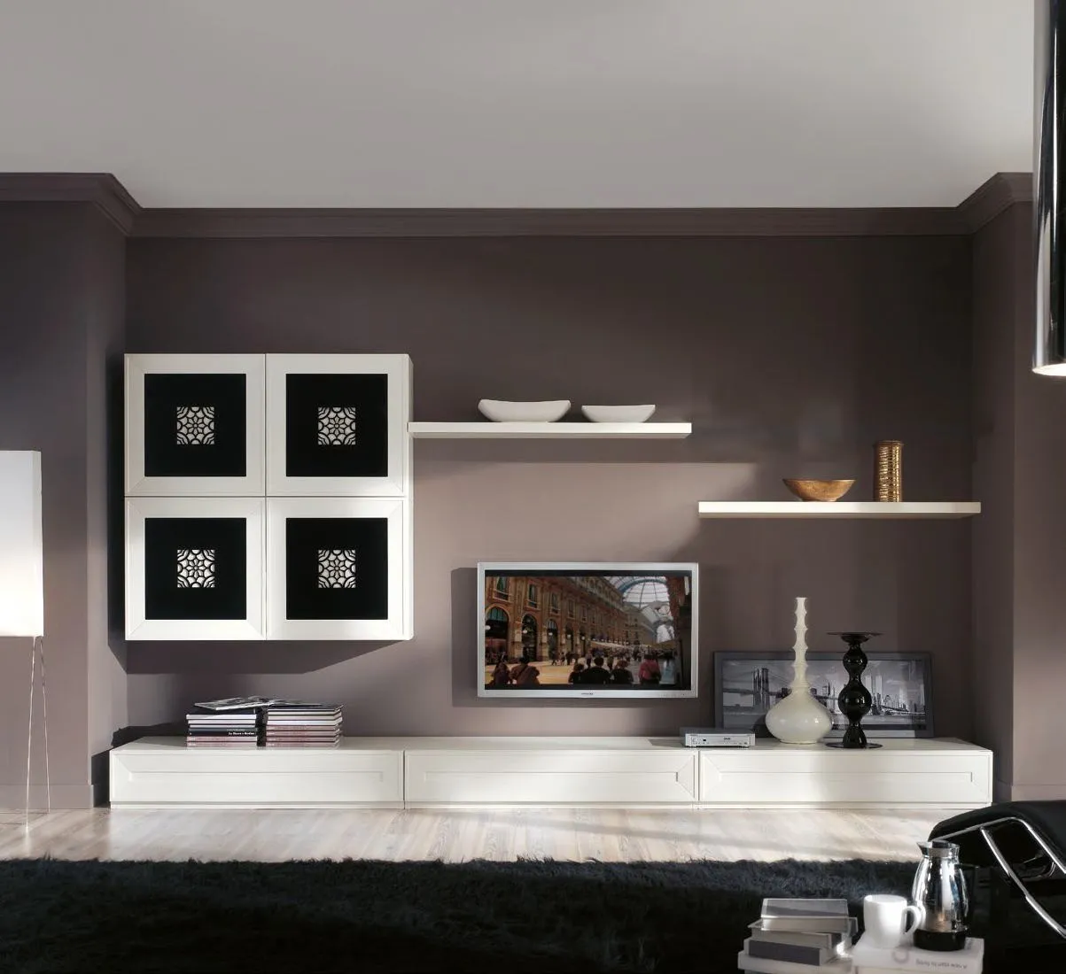 Soggiorno Trend Style Imba con pannelli decorati e base lunga sotto il televisore