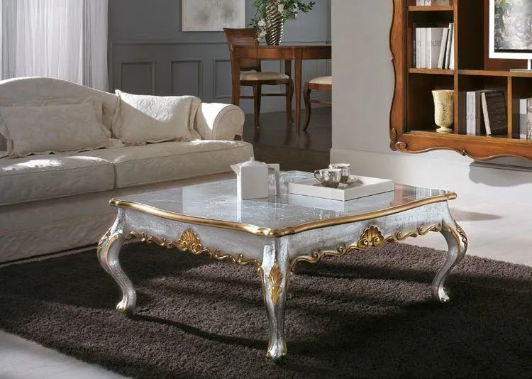 Tavolino Trend Style Imba laccato argento con piano chiaro davanti a un divano