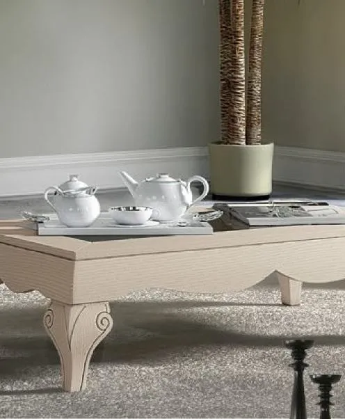 Tavolino basso avorio Trend Style Imba con gambe sagomate davanti al soggiorno decorato