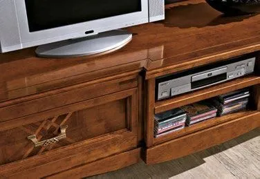 Dettaglio del porta TV intarsiato Trend Style Imba in noce con vani a giorno