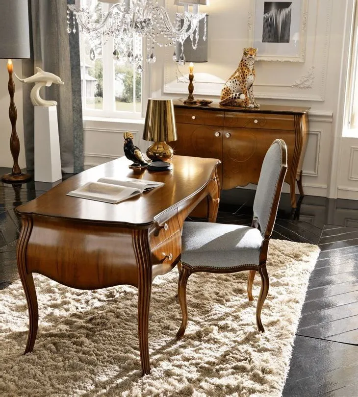 Scrivania Trend Style Imba in noce con gambe sagomate in uno studio con credenza