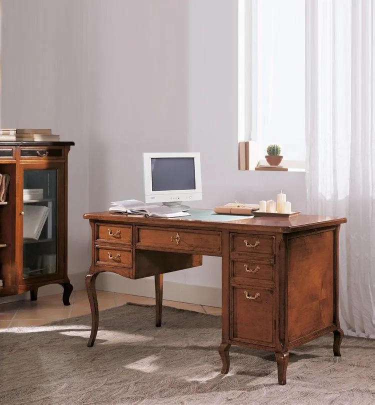 Scrivania Trend Style Imba in noce con cassetti accanto a una vetrina, studio chiaro