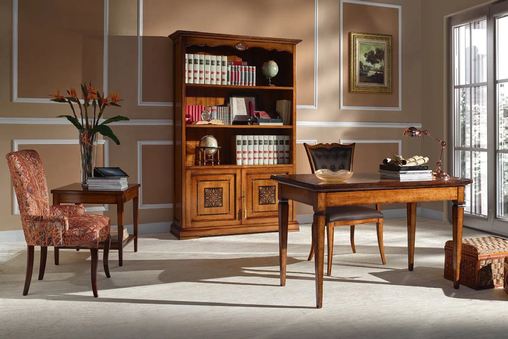 Libreria a due porte Trend Style Imba in noce in uno studio con scrittoio