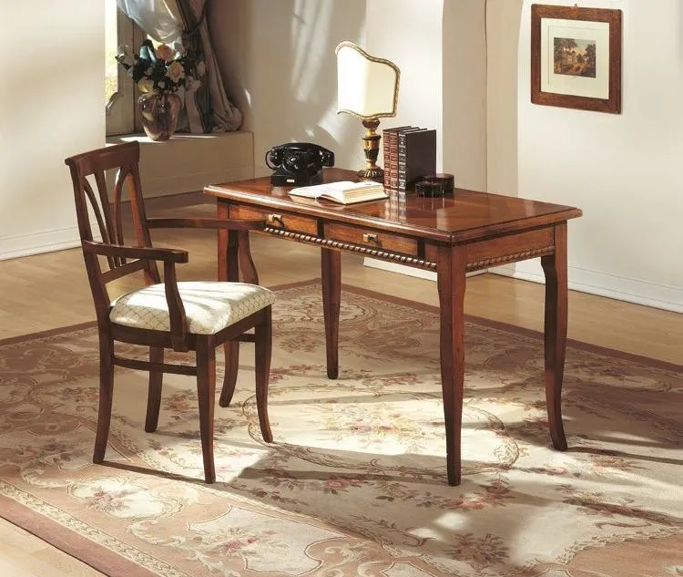 Scrittoio intarsiato Trend Style Imba in noce con sedia, in uno studio con quadro
