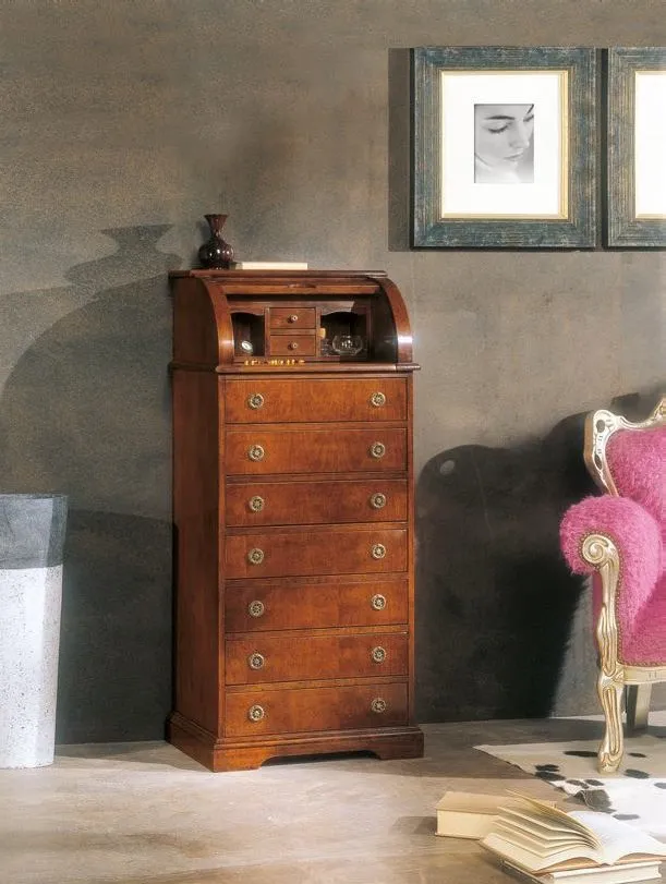 Bureau a rullo Trend Style Imba in noce con cassetti accanto a una poltrona rosa