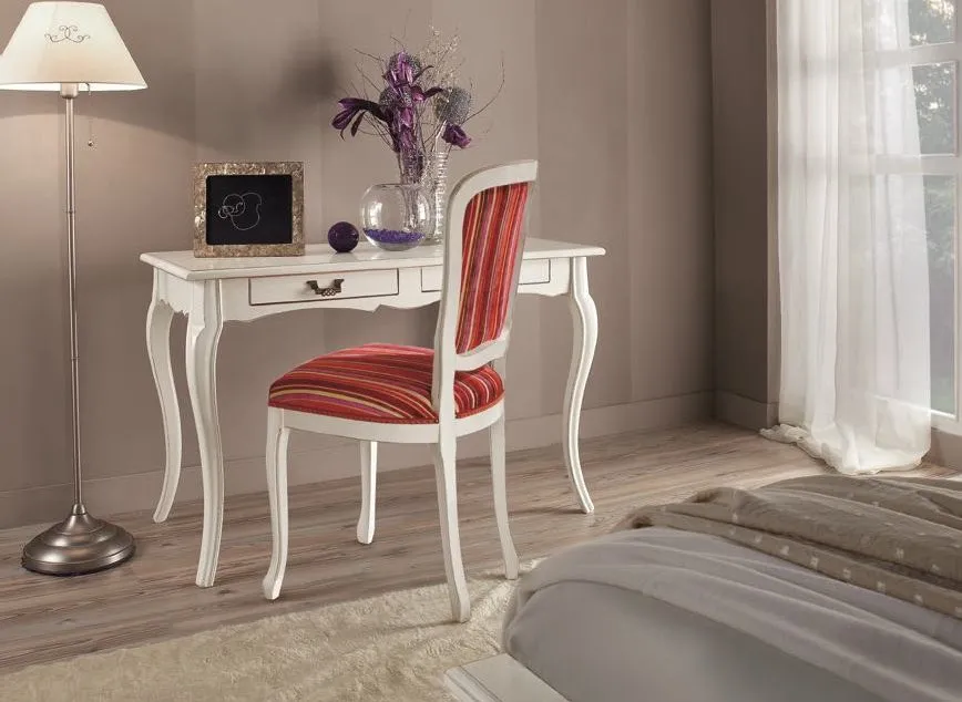 Scrittoio laccato bianco Trend Style Imba con sedia rossa e lampada