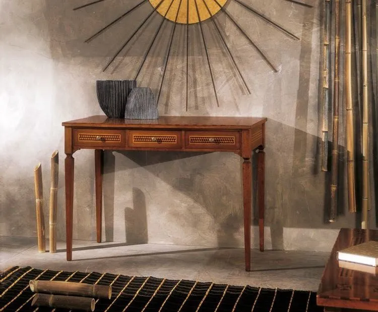 Scrivania intarsiata Trend Style Imba in noce sotto un sole decorativo dorato