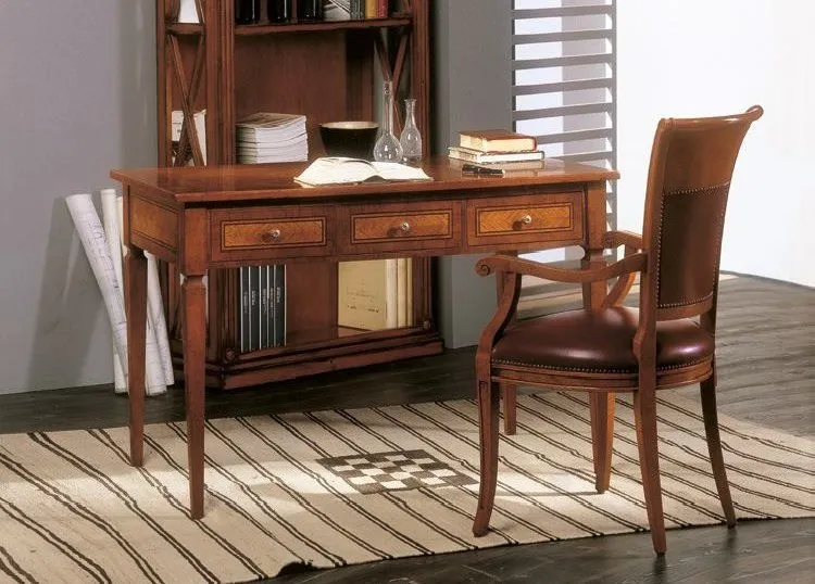 Scrivania Trend Style Imba in noce con tre cassetti e sedia in pelle davanti alla libreria