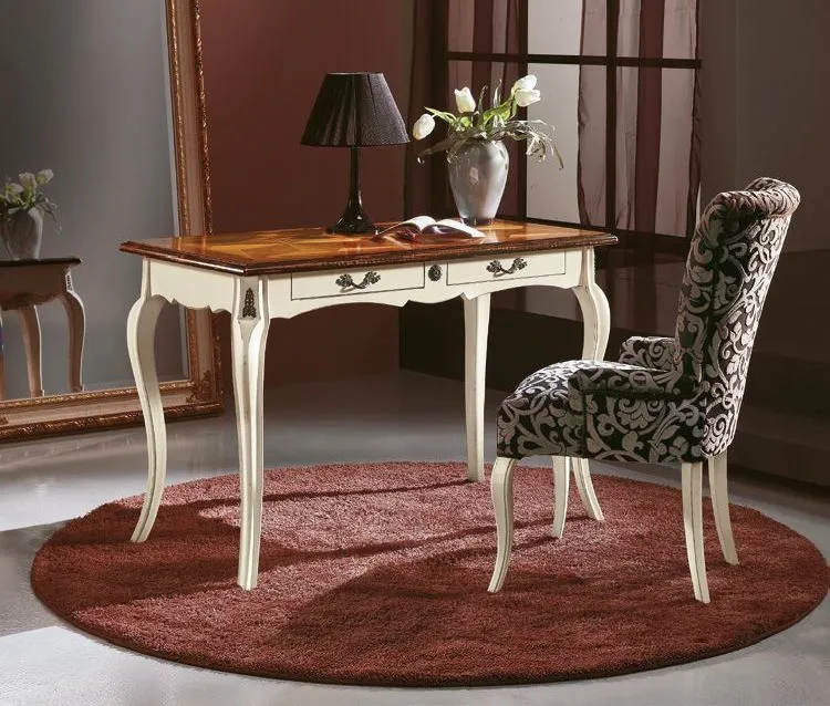 Scrivania Trend Style Imba con piano intarsiato e gambe chiare su un tappeto tondo