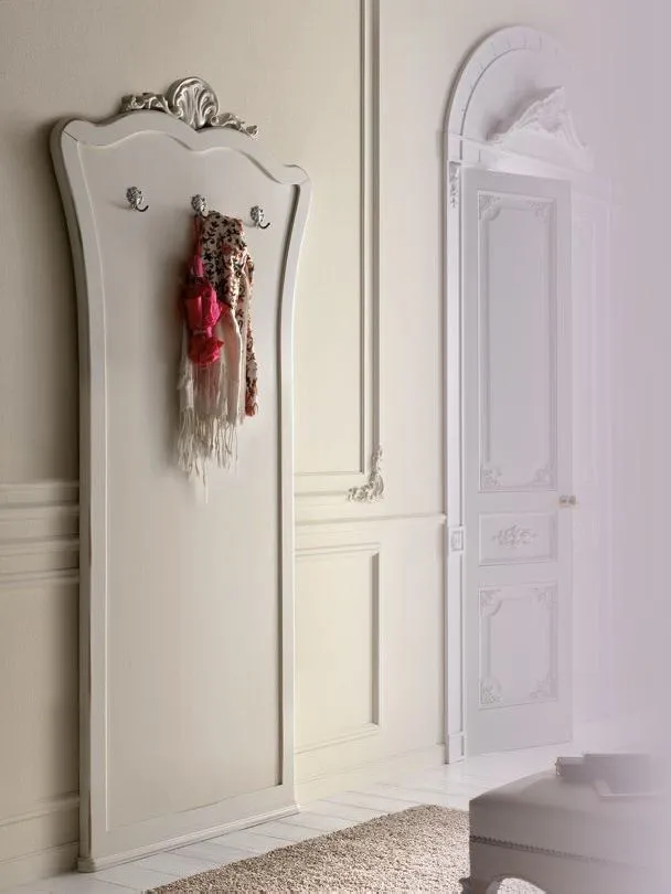Pannello attaccapanni avorio Trend Style Imba con cimasa decorata in un ingresso chiaro