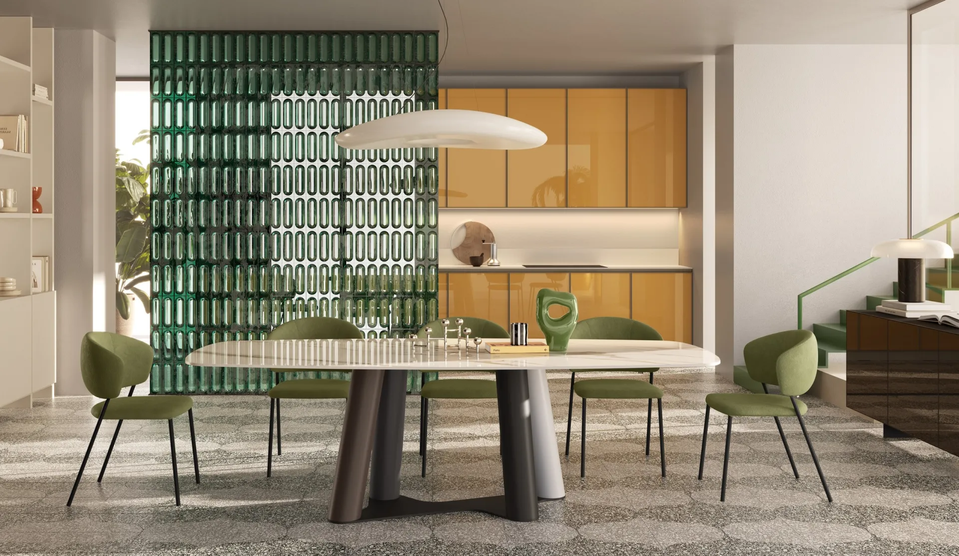 Tavolo Singapore Scavolini con piano chiaro, base scura scultorea e sedie verdi davanti a una cucina gialla
