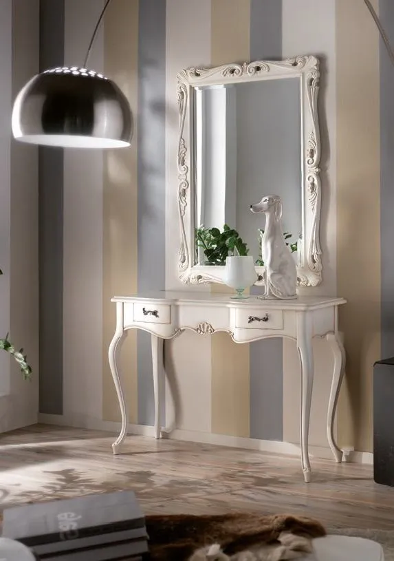 Consolle bianca intagliata Trend Style Imba sotto uno specchio con cornice lavorata