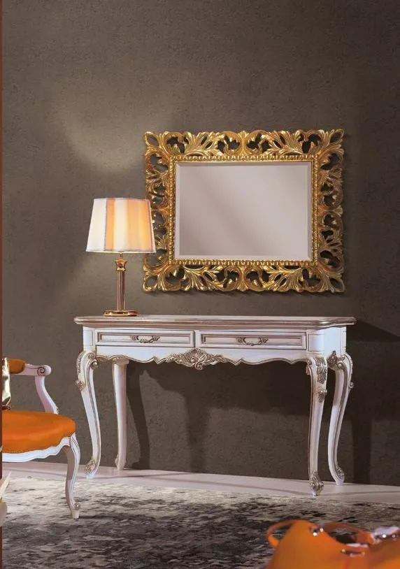 Consolle laccata Trend Style Imba con gambe intagliate sotto uno specchio dorato