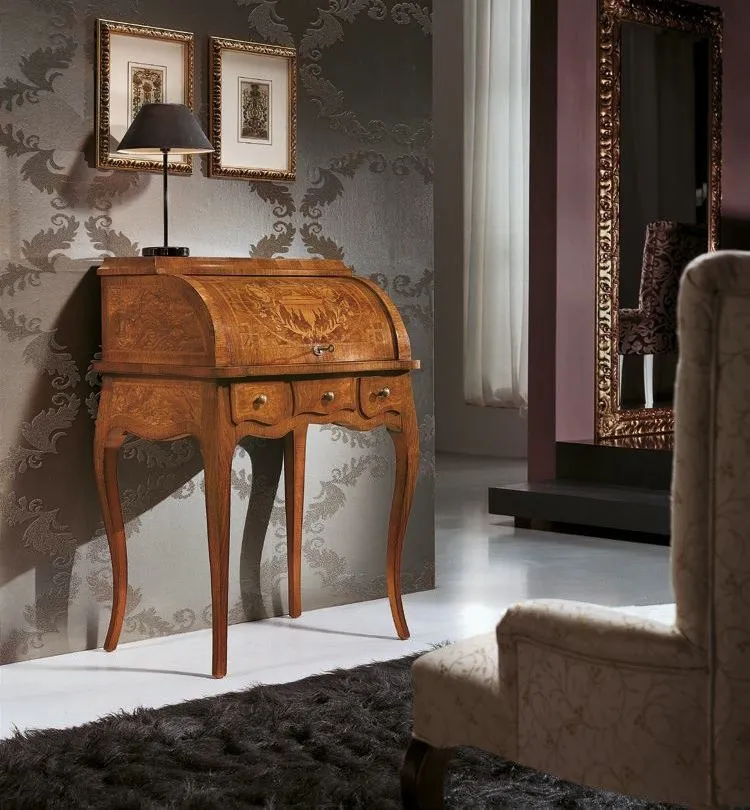 Bureau sagomato Trend Style Imba in noce e frassino con gambe arcuate sotto una lampada