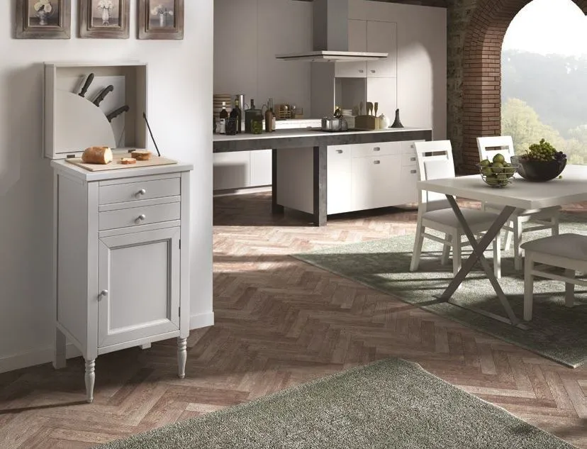Tagliere Trend Style Imba bianco con piano apribile e anta in una cucina con tavolo