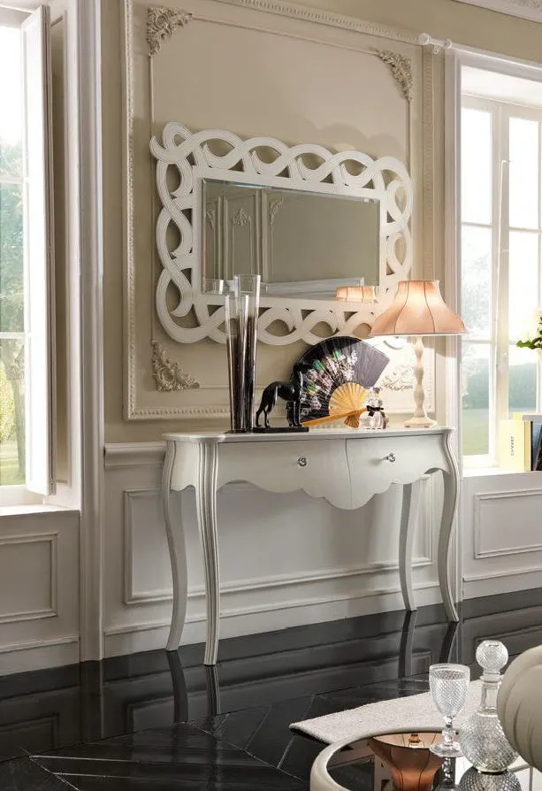 Consolle bianca decorata Trend Style Imba sotto uno specchio con cornice traforata