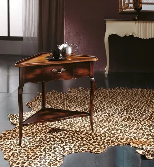 Tavolino angoliera Trend Style Imba in ciliegio massello con cassetto, su tappeto maculato