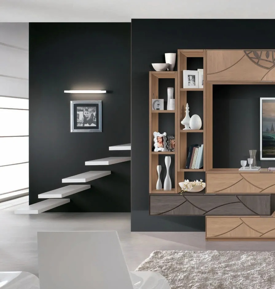 Composizione House Project Imba in legno chiaro con colonna a giorno accanto a una scala