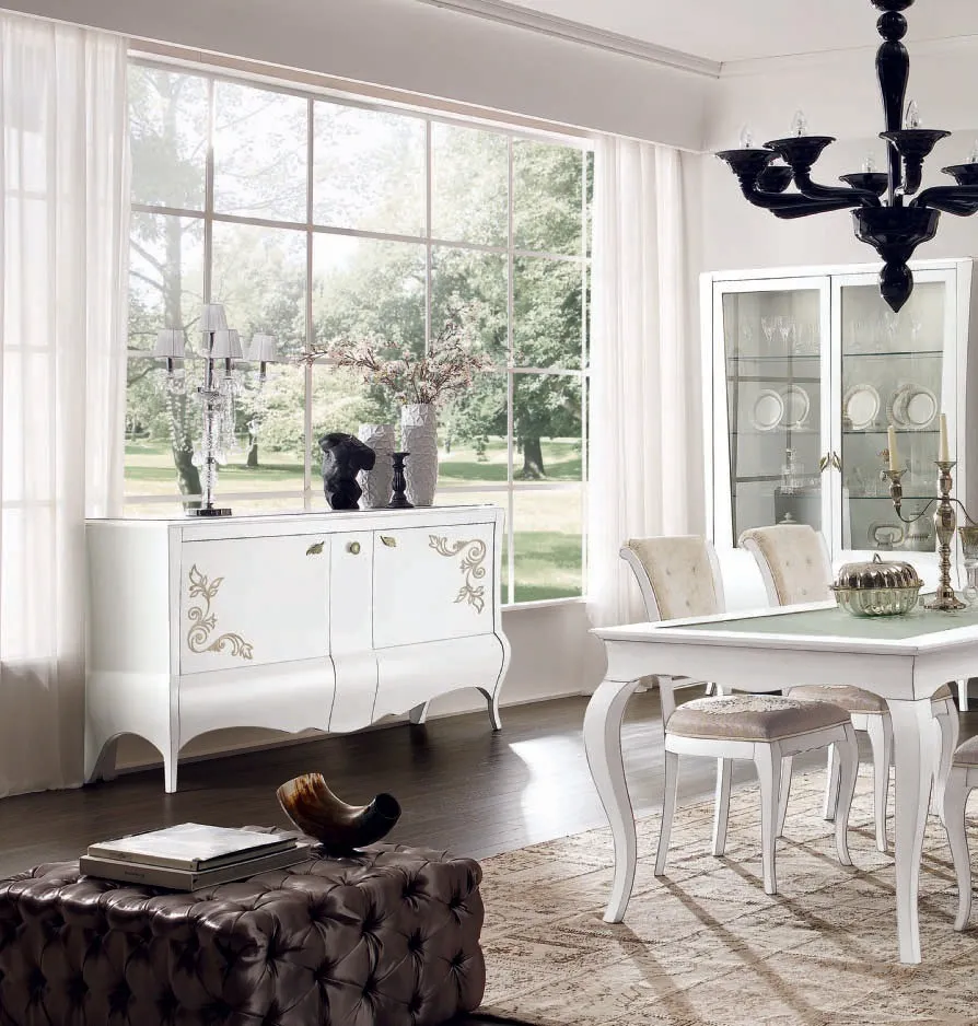Sala House Project Imba bianca con credenza decorata e tavolo davanti a una vetrata
