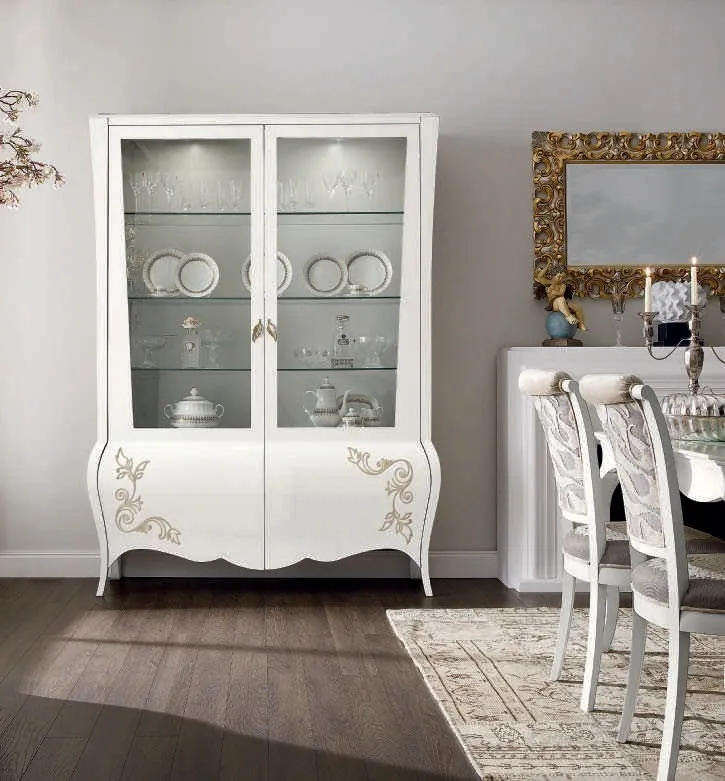 Vetrina bianca House Project Imba a due ante con decori accanto alla sala