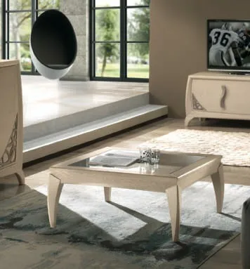 Tavolino quadrato House Project Imba con piano in vetro davanti a una poltrona sospesa