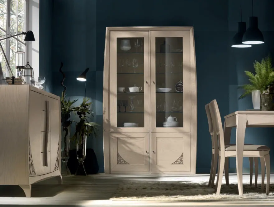 Vetrina House Project Imba a due ante con traforo davanti a una parete blu