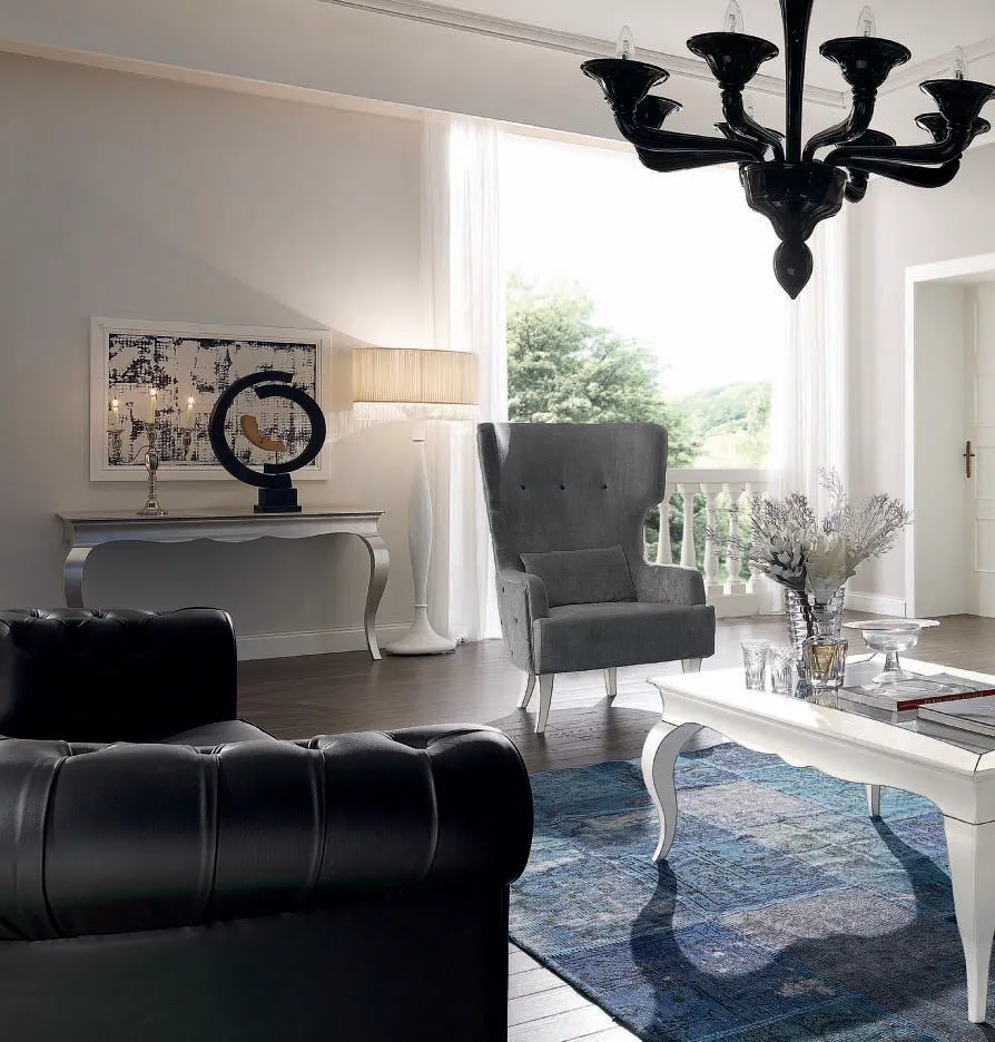 Consolle House Project Imba chiara in un soggiorno con lampadario nero e divano in pelle