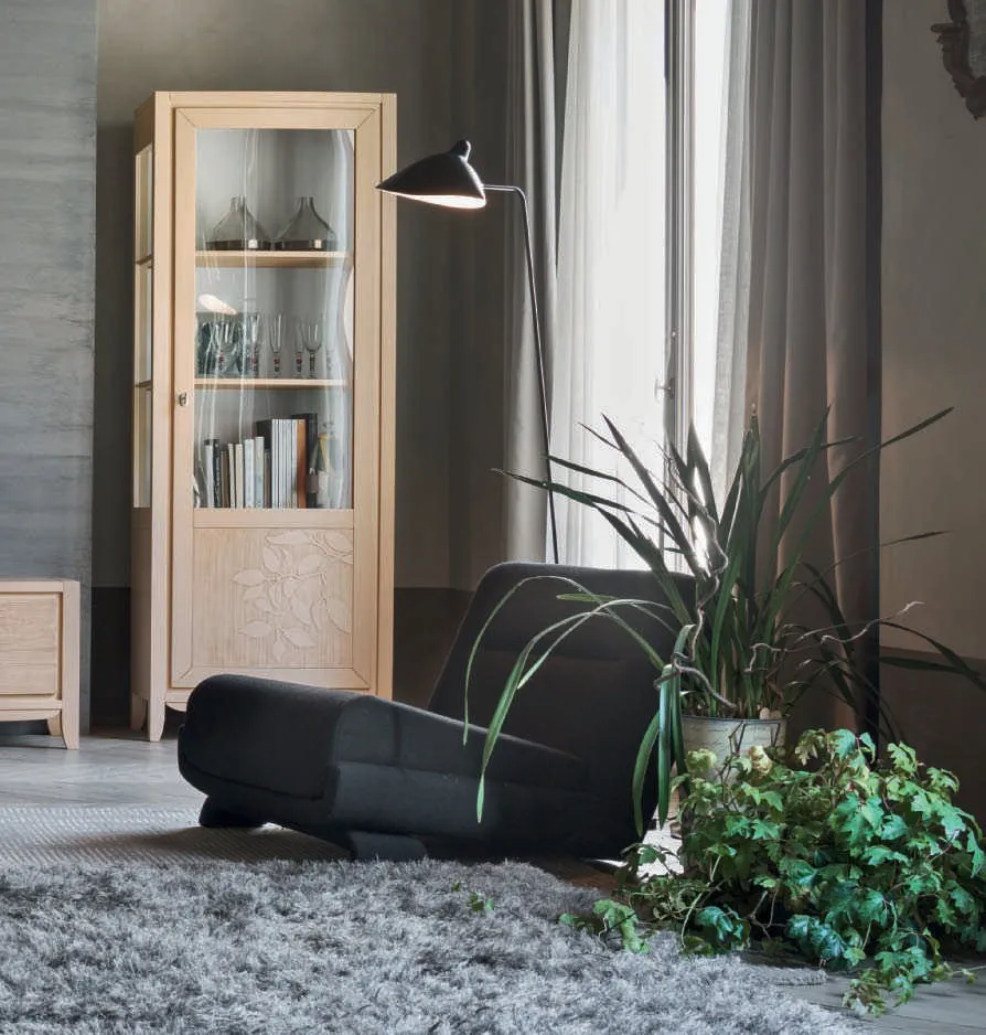 Vetrina House Project Imba a una porta con decoro in un soggiorno con divano nero