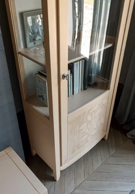 Dettaglio della vetrina House Project Imba con decoro in rilievo e ripiani