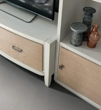Dettaglio del porta TV House Project Imba con cassetti decorati e maniglie in metallo