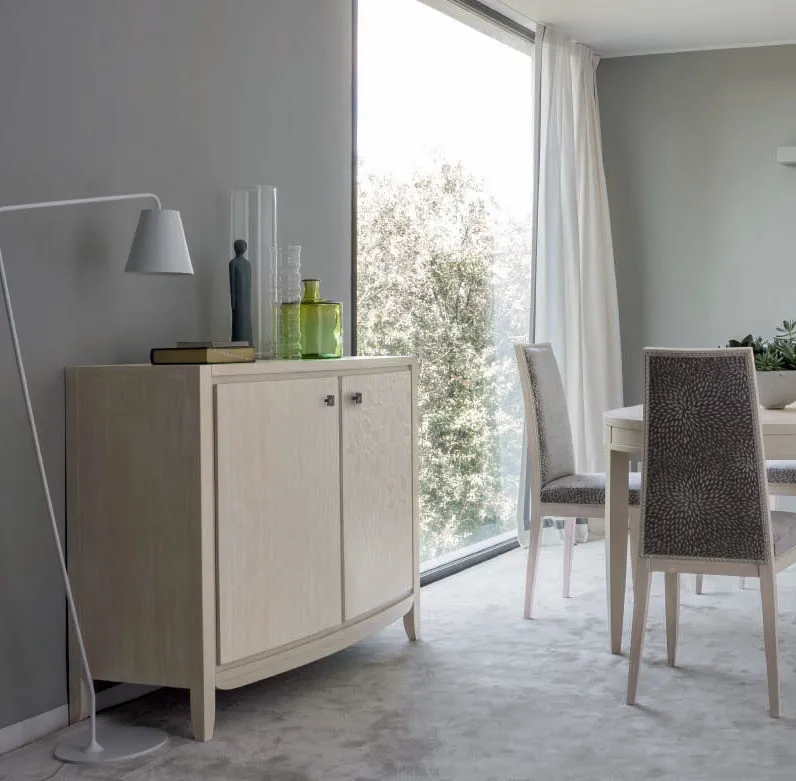 Credenzina House Project Imba in legno chiaro a due porte accanto a una vetrata