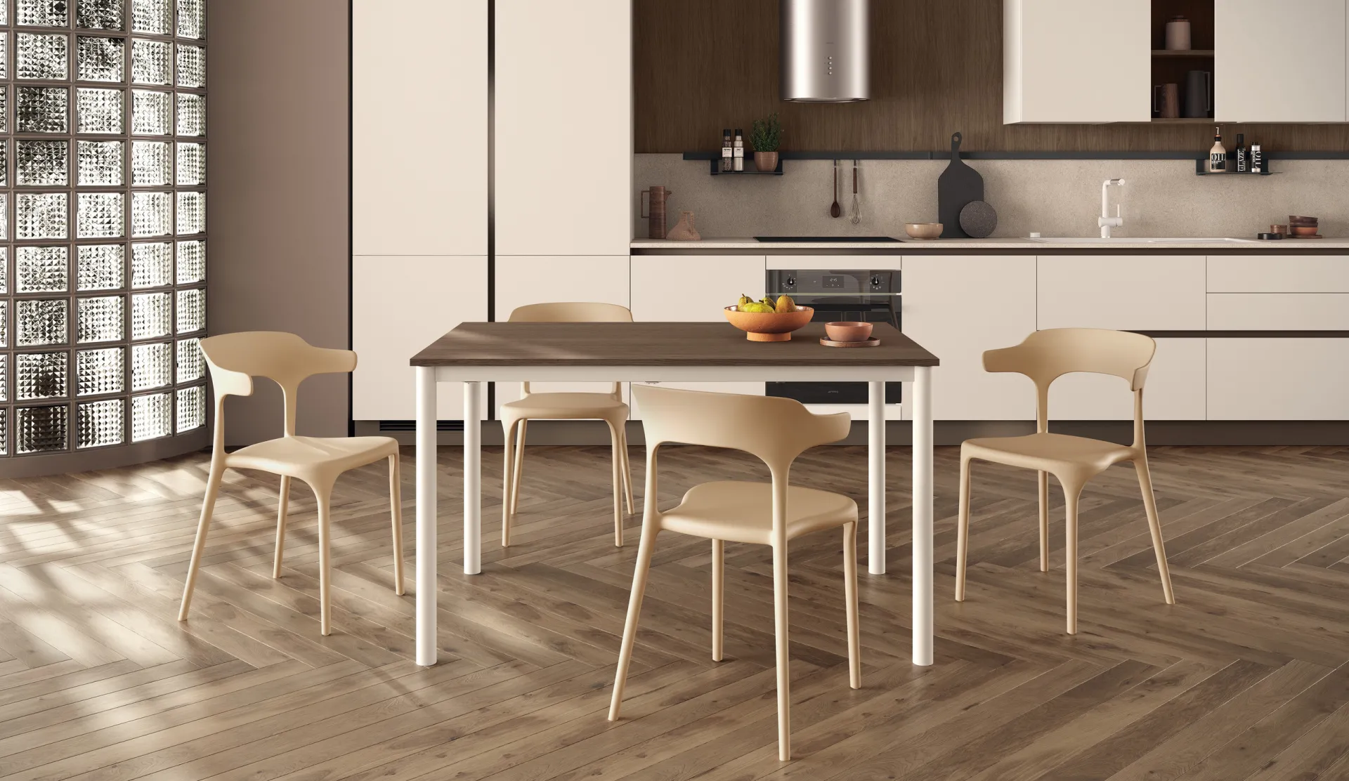 Tavolo Message Scavolini con piano effetto legno, gambe bianche e sedie color sabbia