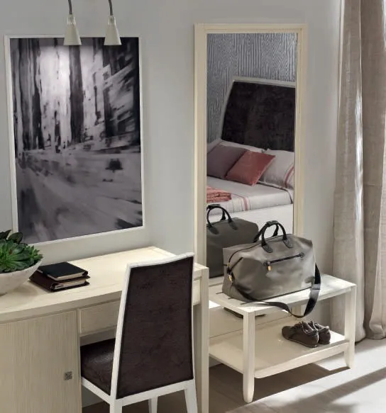Scrivania House Project Imba chiara con vano chiuso e sedia scura sotto un quadro