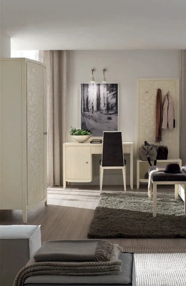 Stanza House Project Imba con scrivania decorata, specchio e libreria